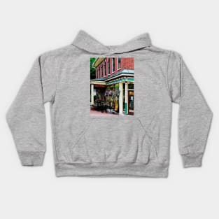 Strasburg PA - Corner Restaurant with Hanging Plants Kids Hoodie